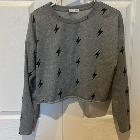 Worn 1X, socialite, women’s LS, lightweight, cropped top, lightning print - Picture 3 of 6